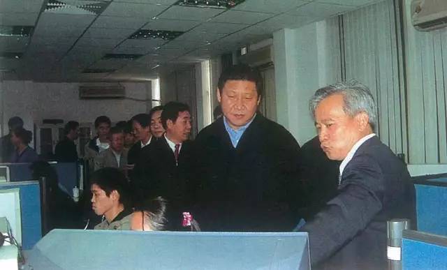 2002年3月，習近平總書記（時任福建省委副書記、省長）到福建省空間信息工程研究中心調研。（資料圖片）