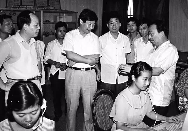 1989年夏天，習近平總書記（時任寧德地委書記）到福州調研程控電話。（資料圖片）