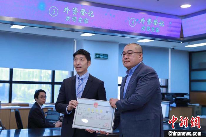 上海頒首張中國自然人出資設立的外商投資企業執照